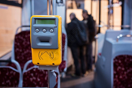 现代城市公交车中的检票器公共交通背景图片
