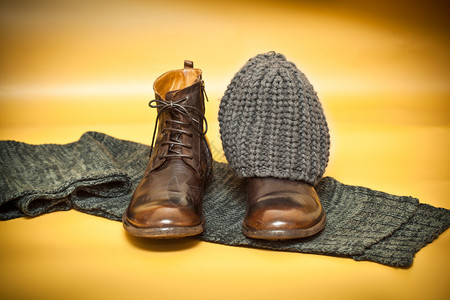 棕色时装皮鞋编织围巾和顶帽图片