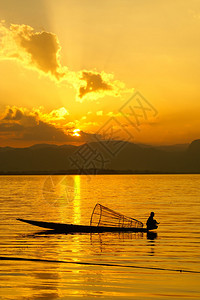 内尔湖日落带有渔民的周光图片