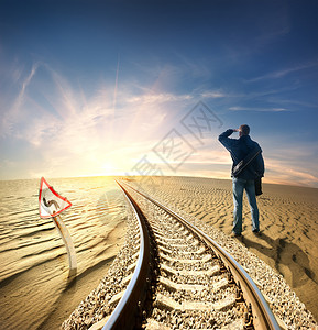 沙漠中的人和铁路图片