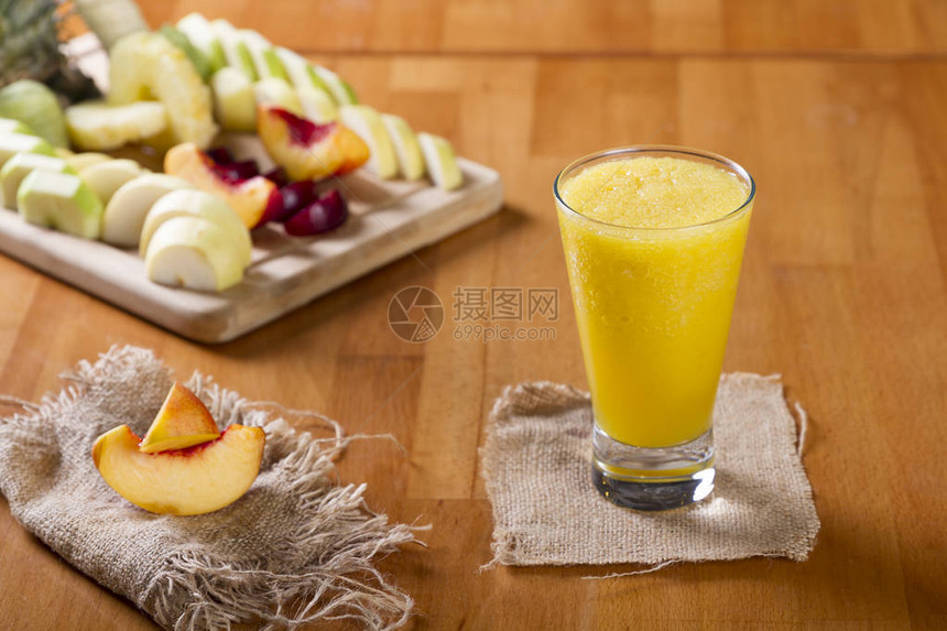 美味健康的桃子橙子和芒果冰沙图片
