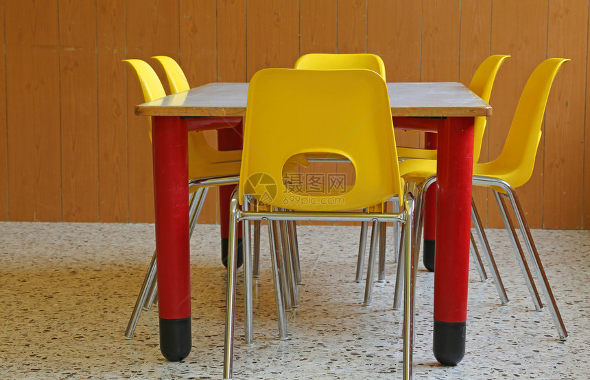 幼儿园教室有课桌和椅图片