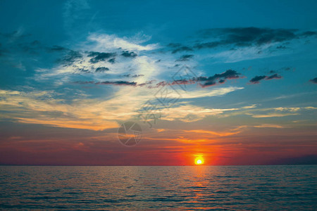 海上美丽的日落全景图片