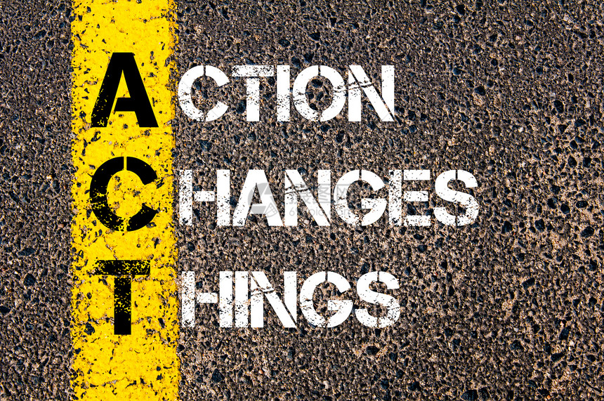 行动改变事物ACT概念在沥青石背景的道路上带有黄色油漆图片