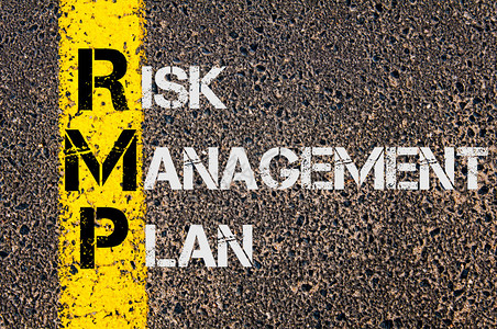 将RMP作为风险管理计划的概念形象写在标有黄漆线路条的公路上图片