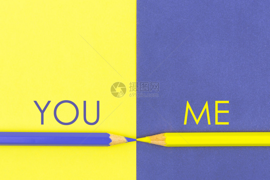 你对我的对比概念黄色和紫色的铅笔和纸图片