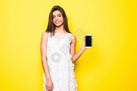 一个快乐的女人的肖像显示空白智能手机屏图片