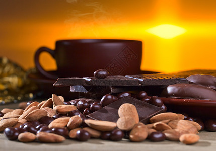 木桌上的黑巧克力和坚果图片