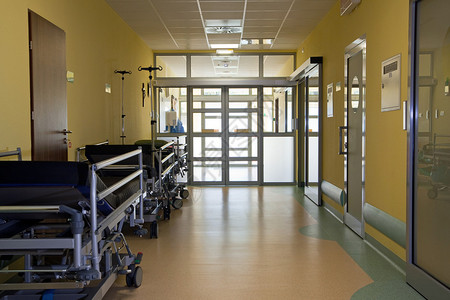 医院走廊和准备好的病床图片