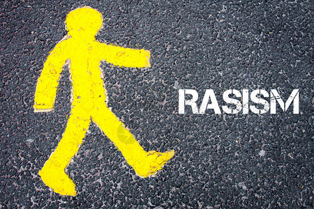 在通往RASISM的路上的黄色行人物图片