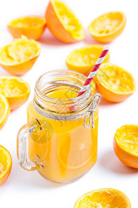 孤立在白色背景上的玻璃中的橙汁图片
