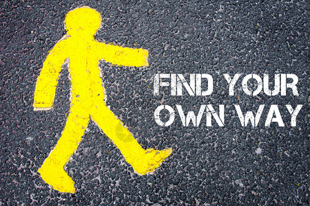 黄色行人图在走向找到你自己的方式的路上在沥青背景下带有文本消图片