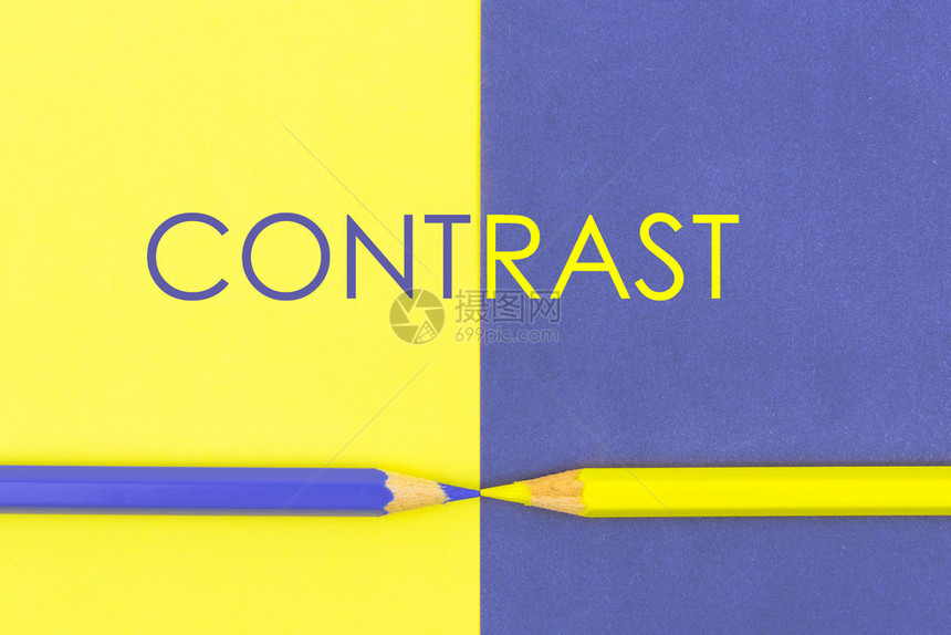 WordContraST黄色和紫色彩铅笔和纸张图片