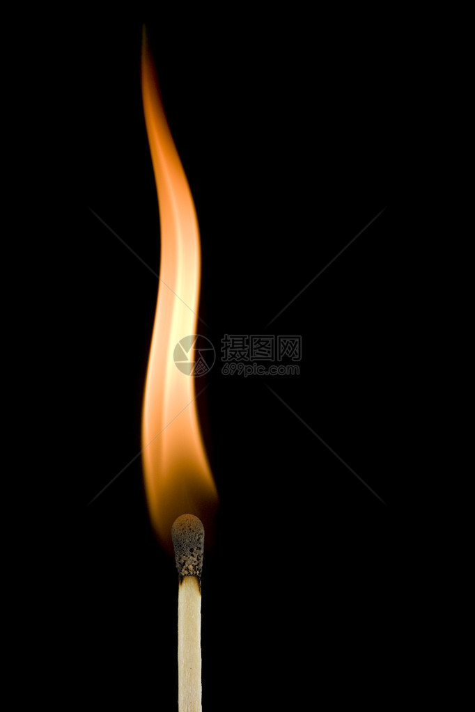 黑暗中燃烧的火柴焰的宏图片