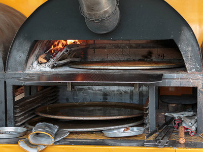 黄木烧火业的意大利鸡肉大塔特烹饪图片