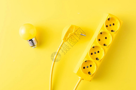 黄色插座插头和黄色灯图片