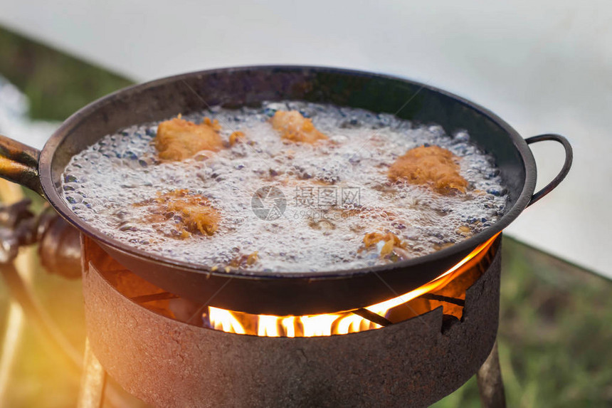 在锅中选择聚焦用热油煎鸡图片