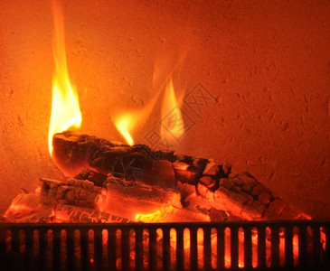 用燃烧的木头在火的地方着火图片