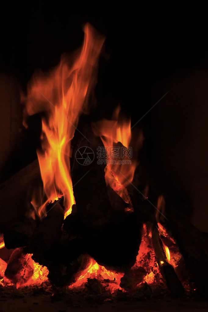 壁炉里有火烧木头图片
