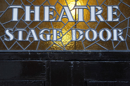 伦敦西区剧院的彩色玻璃标志图片