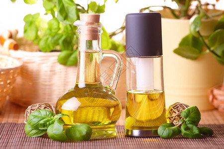 两瓶含橄榄油和葡萄籽油图片