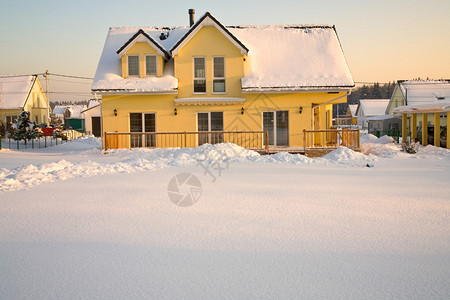 冬天粉红色光的乡间别墅图片