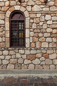在土耳其有木窗的古老石墙图片