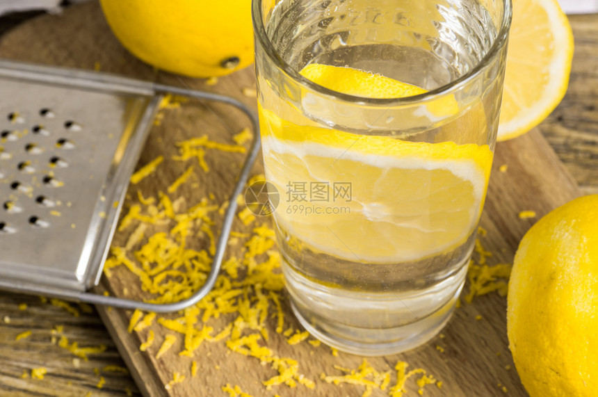 杯水柠檬热情和柠檬图片