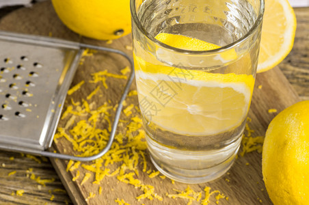 杯水柠檬热情和柠檬图片