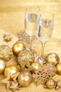 新年派对上的香槟酒杯图片