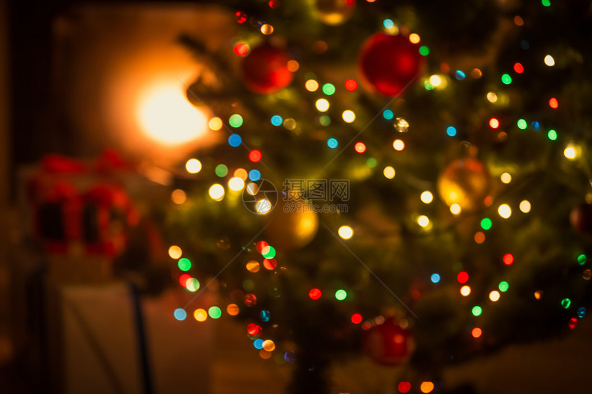 装饰圣诞树和壁炉发光的图片