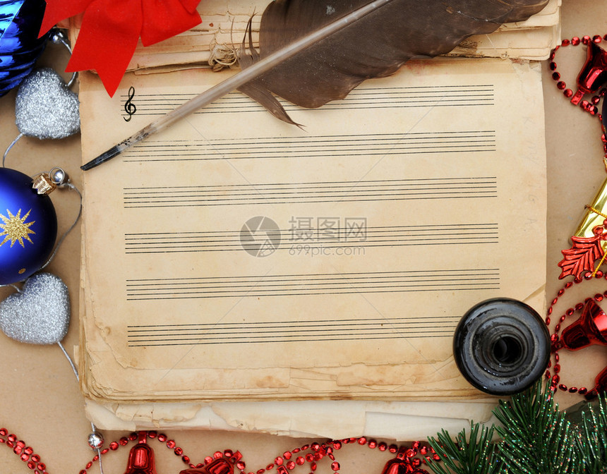 为圣诞歌曲准备的旧音乐书图片
