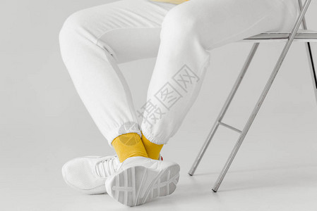 白裤男子和白袜黄色的白袜子运动图片