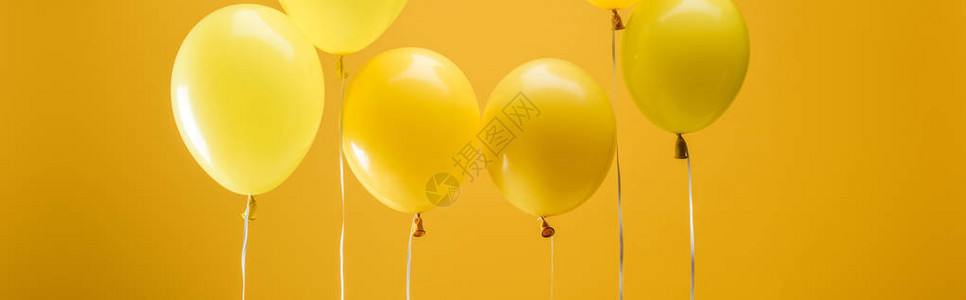 光亮的最小气球在黄色背景背景图片