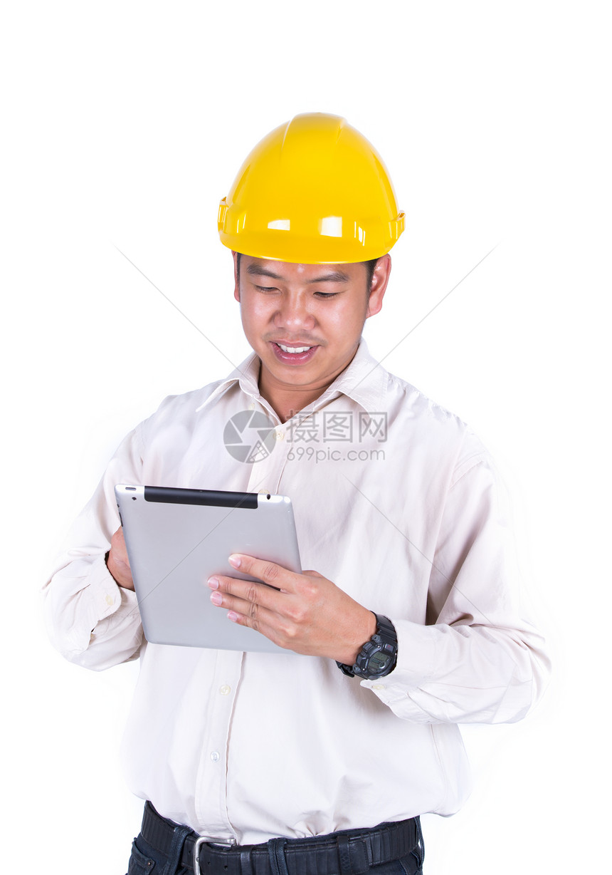 青年建筑工人操作触摸垫装置的图片
