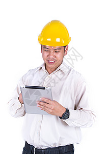 青年建筑工人操作触摸垫装置的图片