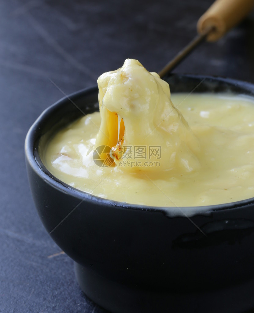 奶酪火锅液体奶酪中的一块面图片