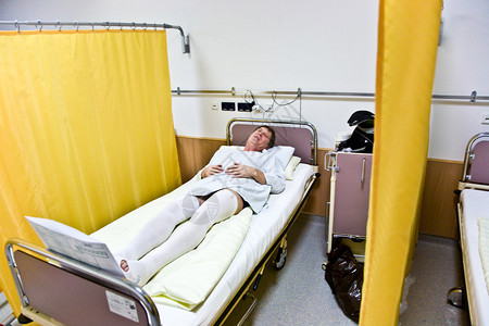 病人正在医院等待手图片