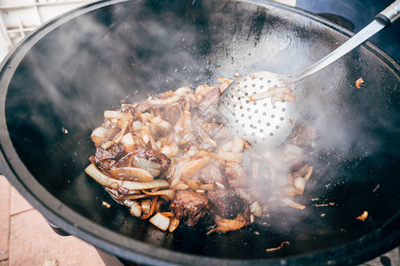 锅炉里煮熟的菜只有大锅里的肉和洋葱图片