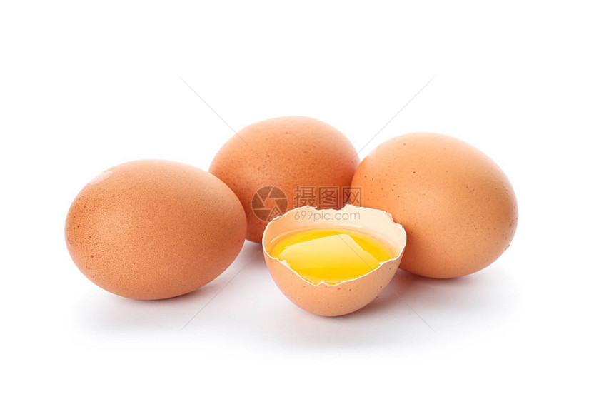 鸡蛋和半破鸡蛋黄在白色背景下分离图片