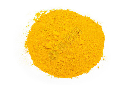 印度香料的姜黄粉堆在白色背景上图片