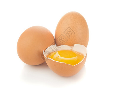 一个分离的蛋黄和白色背景上的鸡蛋图片