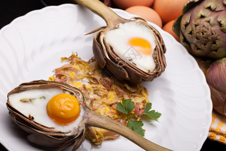 情人节的创意早餐半个洋蓟烤鸡蛋背景图片