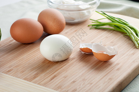剥了壳的煮熟的鸡蛋背景图片