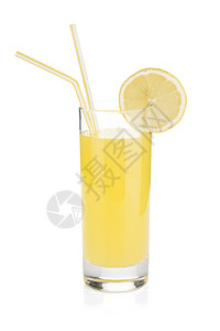 柠檬汁玻璃和两根吸管在白色背景上被隔离图片
