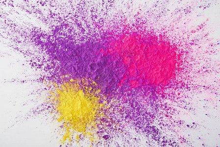 白底紫色粉色和黄色辣椒粉在白色背景上爆图片