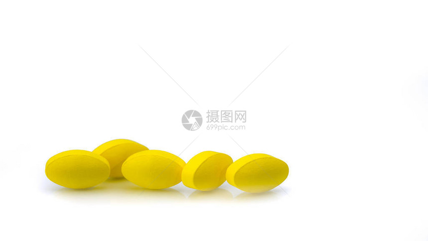 白色背景上的黄色椭圆形片剂图片