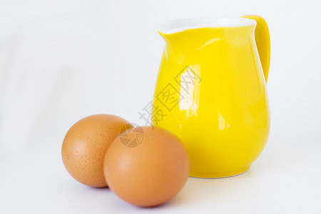 黄罐子白色背景图片