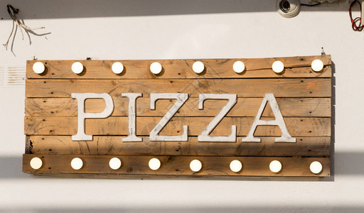 顶部和底部由木板和灯泡制成的比萨标志图片