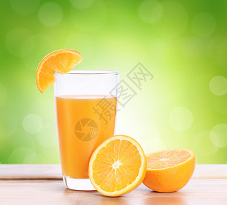 木头上的橙汁图片